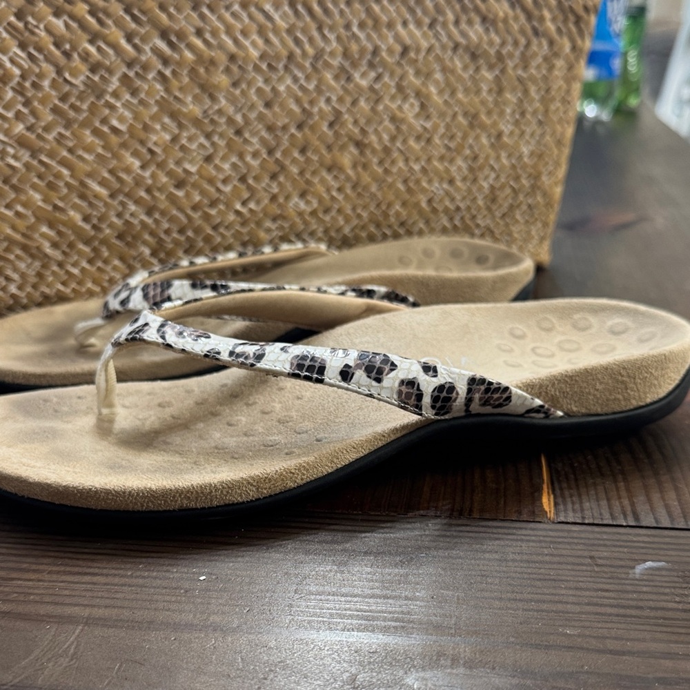 Vionic Women's leopard print  Sandals - Picture 3 of 7